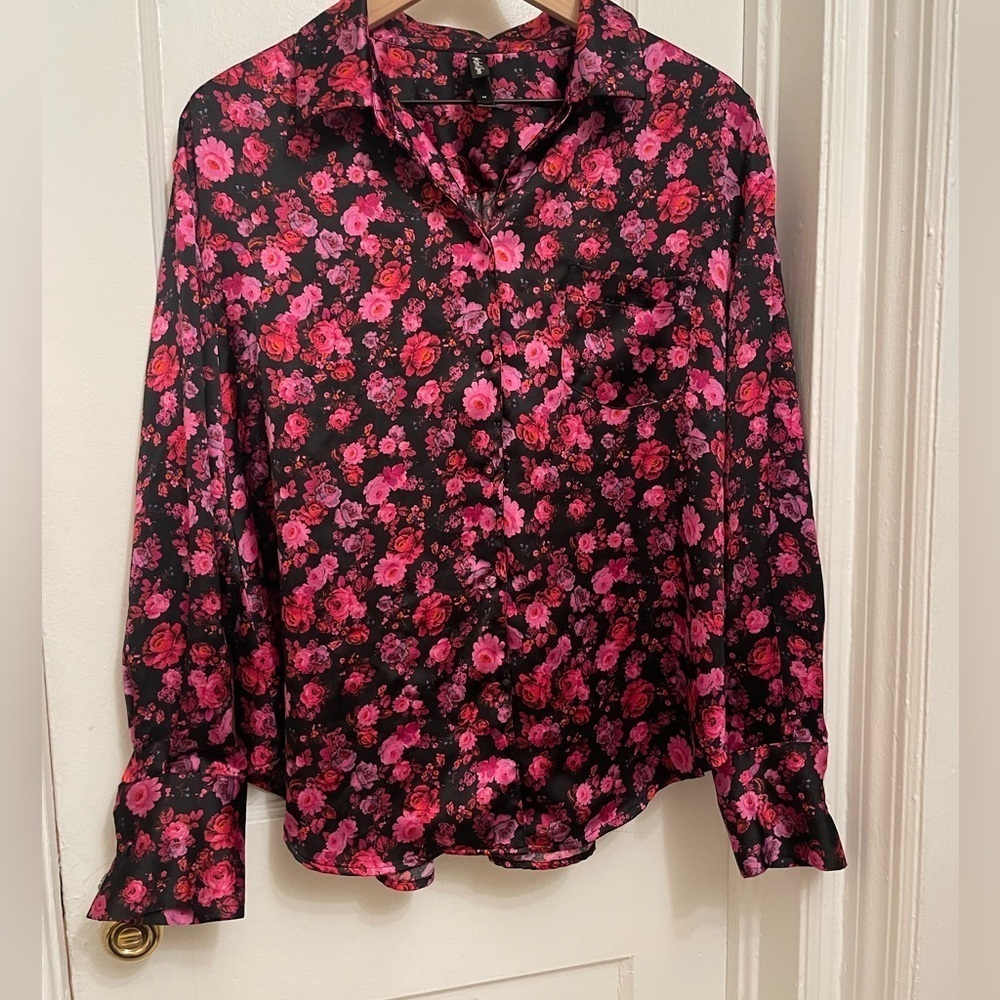FOR LOVE AND LEMONS 
Lola Silk Like Button Down Top, Size Medium, Pink Floral